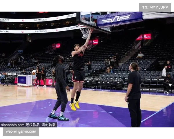 太阳终结四连败,布克36分率队顶住爵士反扑