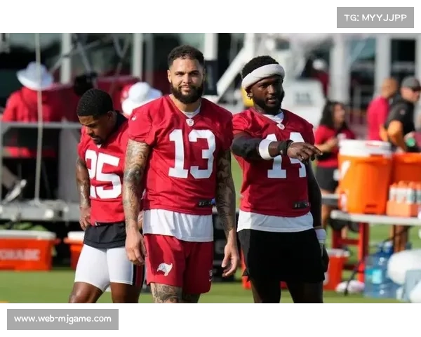 NFL FLAG总决赛增设球星见面会,前NFL名将古德温与小球员互动 NFL FLAG总决赛增设球星见面会,前NFL名将古德温与小球员互动