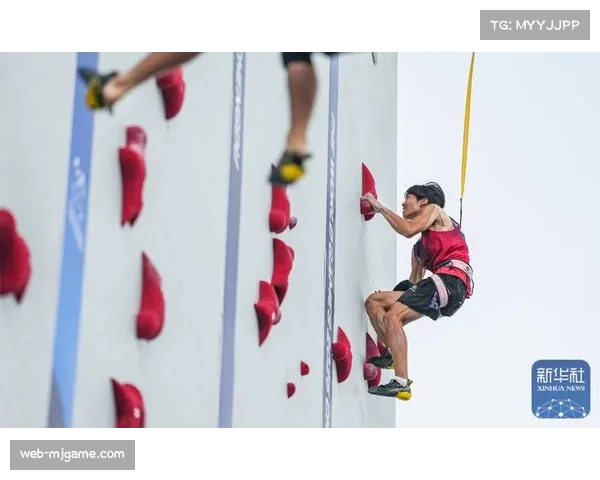 中国攀岩选手龙见国向带伤参赛的美国选手沃森表达敬意